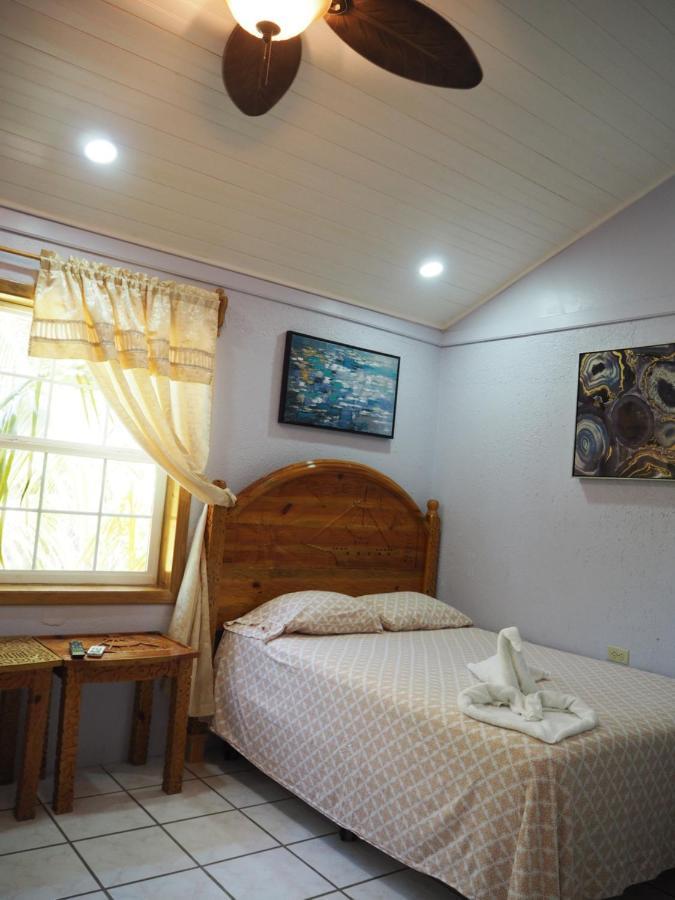 Sea Eye Hotel - Sunset Building Utila Dış mekan fotoğraf